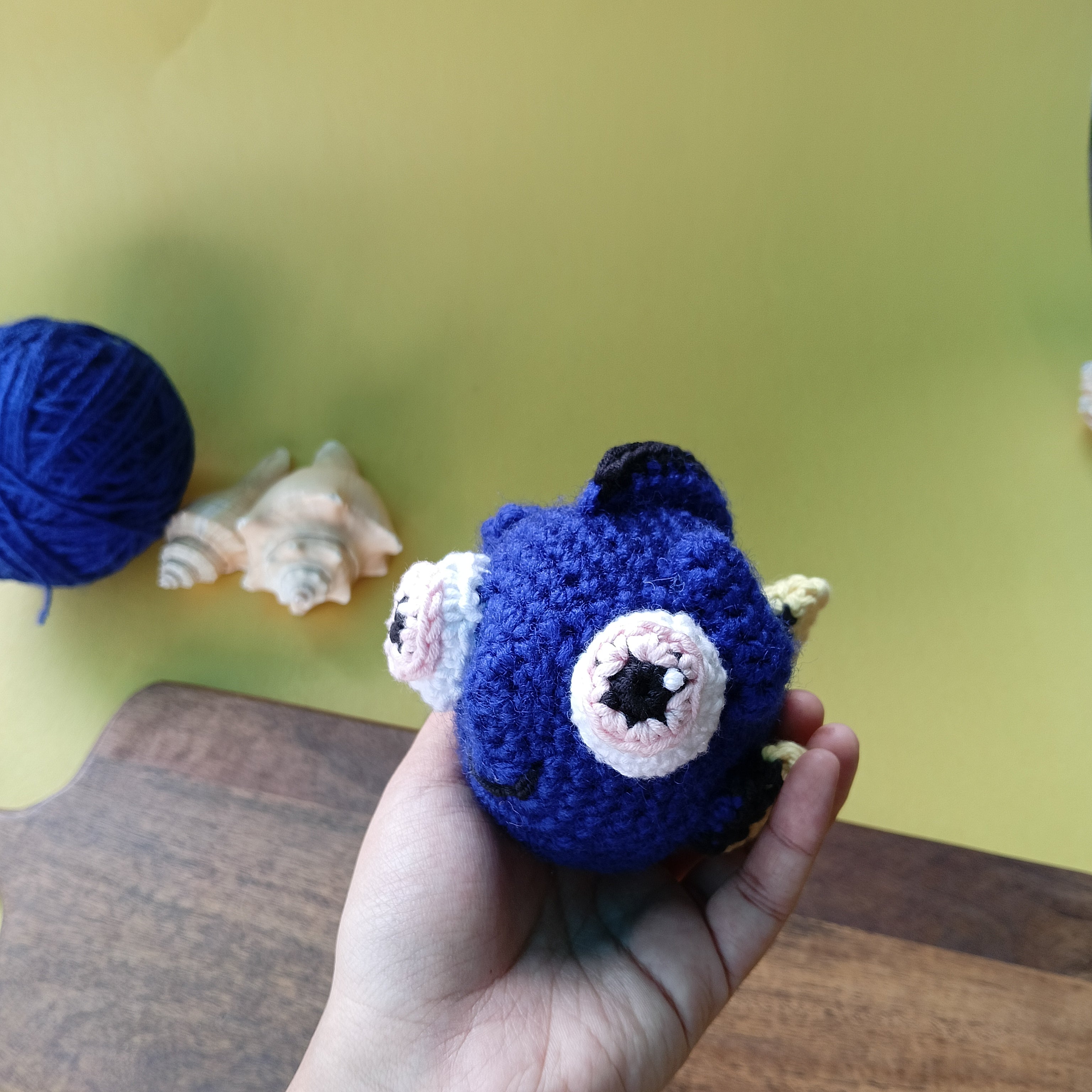 Dory-Inspired Crochet Fish Plushie – Handmade Palm-Sized Toy