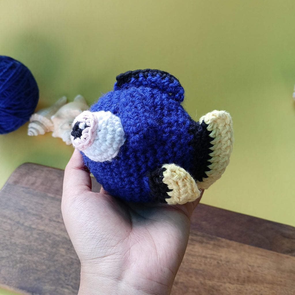 Dory-Inspired Crochet Fish Plushie – Handmade Palm-Sized Toy