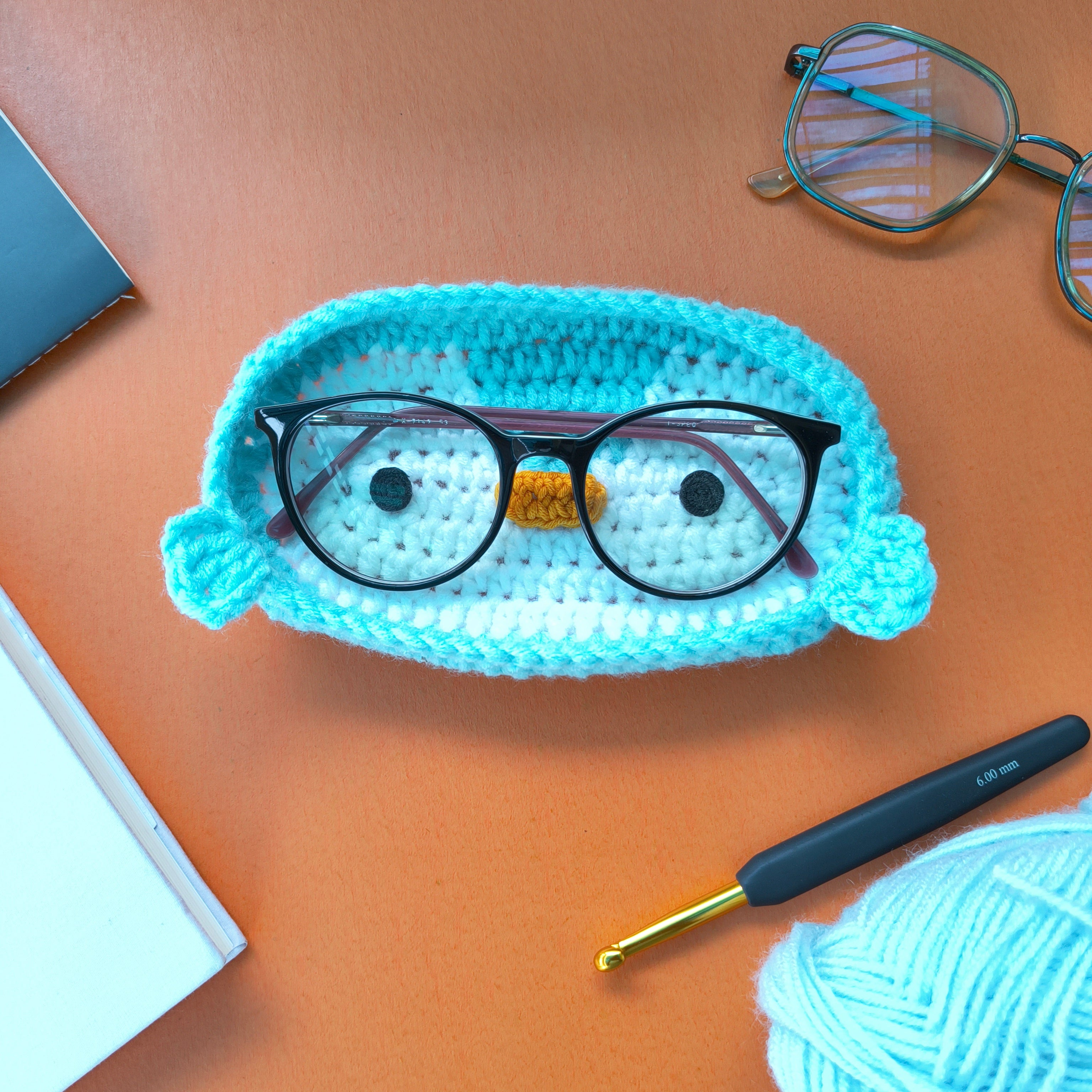 Specs Display Holder Penguin – Handmade Crochet Eyeglass Display Holder