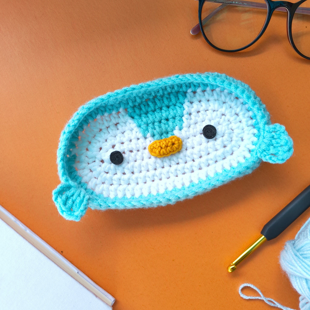 Specs Display Holder Penguin – Handmade Crochet Eyeglass Display Holder