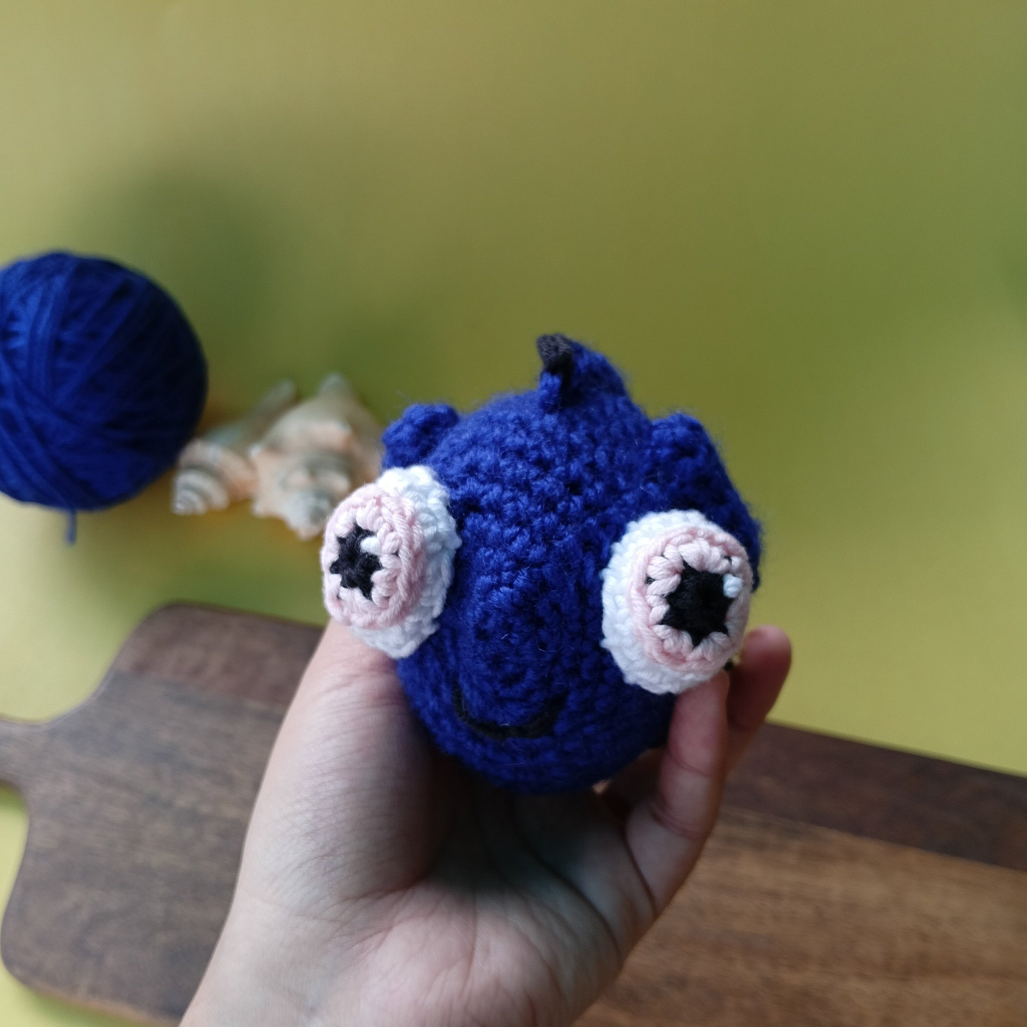 Dory-Inspired Crochet Fish Plushie – Handmade Palm-Sized Toy